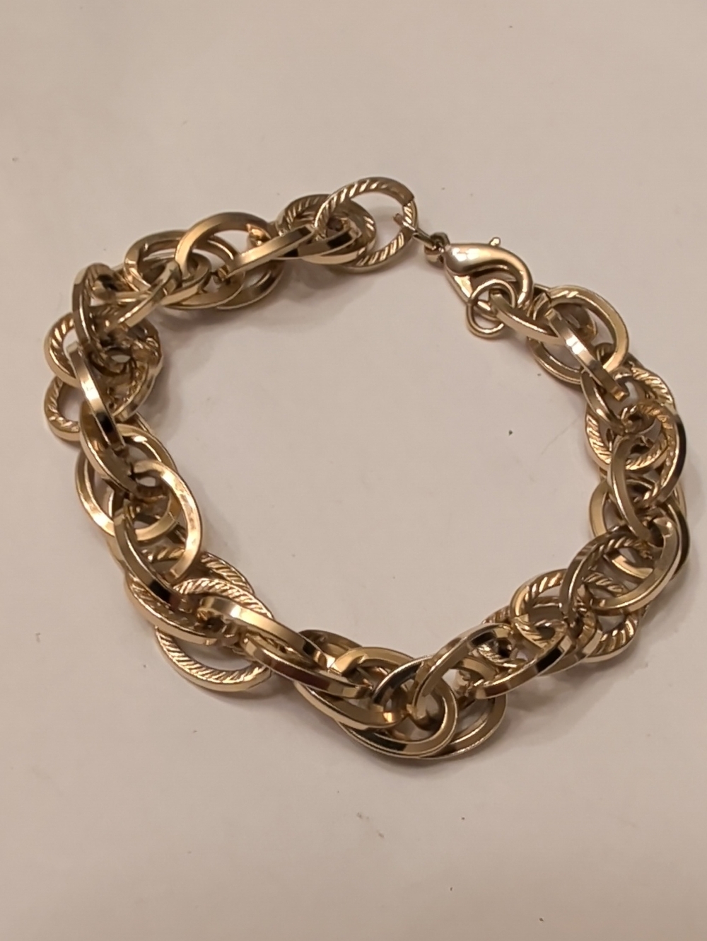 Elegant Gold-Tone Linked Bracelet - Women’s Fashion Jewelry